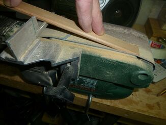 Cutting a scraf joint with the belt sander