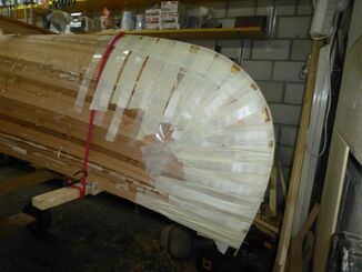 Glueing the first stem strip onto the hull