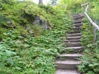Treppenweg hinauf nach Unteri Rippa und Brecca