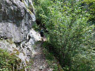 Weg oberhalb des Ruisseau Des Ciernes Picat
